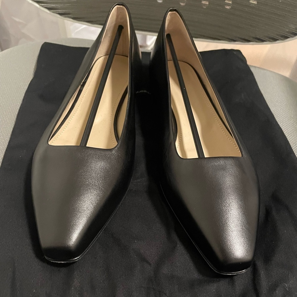 NWOT Theory Day Flat in black leather